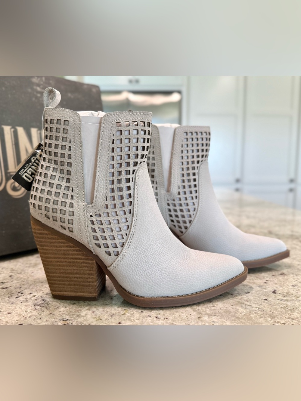 Dingo Elegant Off White Leather Western Cowboy Booties NWT